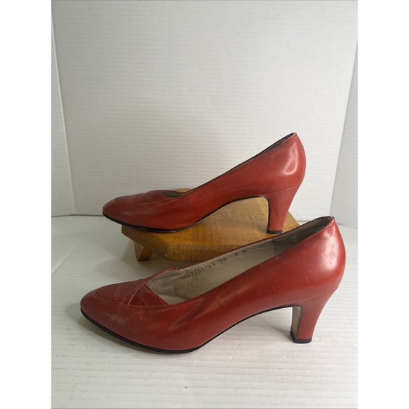 Vintage Salvatore Ferragamo Red Leather Pumps-Szie7.5/EU36-Classic Made in Italy - Picture 2 of 15